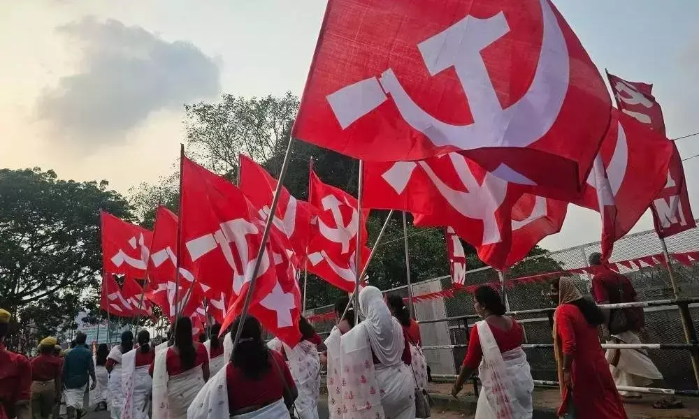 ಅಸ್ತಮಿಸದ ಕೆಂಪು ಸೂರ್ಯ: ಕೇರಳದ ಚುನಾವಣಾ ಸೋಲಿನ ಆಚೆಗೂ ಜೀವಂತವಿದೆ ಎಡಪಂಥೀಯ ರಾಜಕಾರಣ ಅಸ್ತಮಿಸದ ಕೆಂಪು ಸೂರ್ಯ: ಕೇರಳದ ಚುನಾವಣಾ ಸೋಲಿನ ಆಚೆಗೂ ಜೀವಂತವಿದೆ ಎಡಪಂಥೀಯ ರಾಜಕಾರಣ