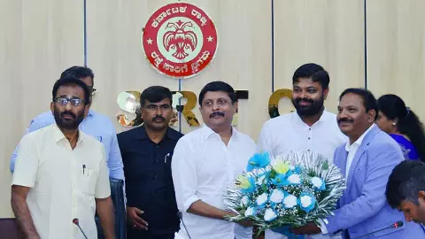 ರಾಜ್ಯಾದ್ಯಂತ 3 ಕೋಟಿ ಸ್ಮಾರ್ಟ್ ಕಾರ್ಡ್ ವಿತರಣೆಗೆ ಸಚಿವ ಬೈರತಿ ಸುರೇಶ್ ಚಾಲನೆ ರಾಜ್ಯಾದ್ಯಂತ 3 ಕೋಟಿ ಸ್ಮಾರ್ಟ್ ಕಾರ್ಡ್ ವಿತರಣೆಗೆ ಸಚಿವ ಬೈರತಿ ಸುರೇಶ್ ಚಾಲನೆ