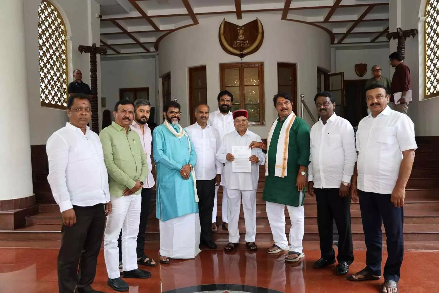 ಕಸ ನಿರ್ವಹಣೆ ಟೆಂಡರ್ನಲ್ಲಿ ಬೃಹತ್ ಹಗರಣ: ರಾಜ್ಯಪಾಲರಿಗೆ ದೂರು ನೀಡಿದ ಬಿಜೆಪಿ ನಿಯೋಗ ಕಸ ನಿರ್ವಹಣೆ ಟೆಂಡರ್ನಲ್ಲಿ ಬೃಹತ್ ಹಗರಣ: ರಾಜ್ಯಪಾಲರಿಗೆ ದೂರು ನೀಡಿದ ಬಿಜೆಪಿ ನಿಯೋಗ