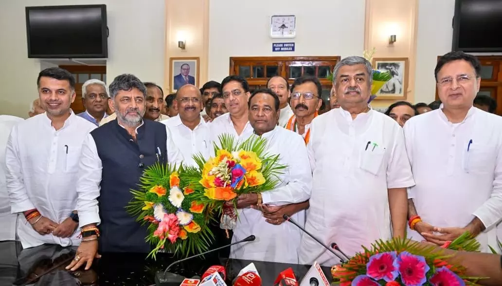 ಪರಿಷತ್ ಕದನ: ಅಡ್ಡಮತದಾನದ ಅಬ್ಬರದಲ್ಲಿ ಕಾಂಗ್ರೆಸ್ಗೆ ಭರ್ಜರಿ ಜಯ ಪರಿಷತ್ ಕದನ: ಅಡ್ಡಮತದಾನದ ಅಬ್ಬರದಲ್ಲಿ ಕಾಂಗ್ರೆಸ್ಗೆ ಭರ್ಜರಿ ಜಯ