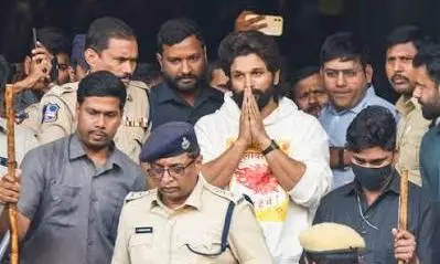 ಪುಷ್ಪ 2 ಕಾಲ್ತುಳಿತ ಪ್ರಕರಣ: ಅಲ್ಲು ಅರ್ಜುನ್ಗೆ ಕೋರ್ಟ್ ಸಮನ್ಸ್ ಪುಷ್ಪ 2 ಕಾಲ್ತುಳಿತ ಪ್ರಕರಣ: ಅಲ್ಲು ಅರ್ಜುನ್ಗೆ ಕೋರ್ಟ್ ಸಮನ್ಸ್