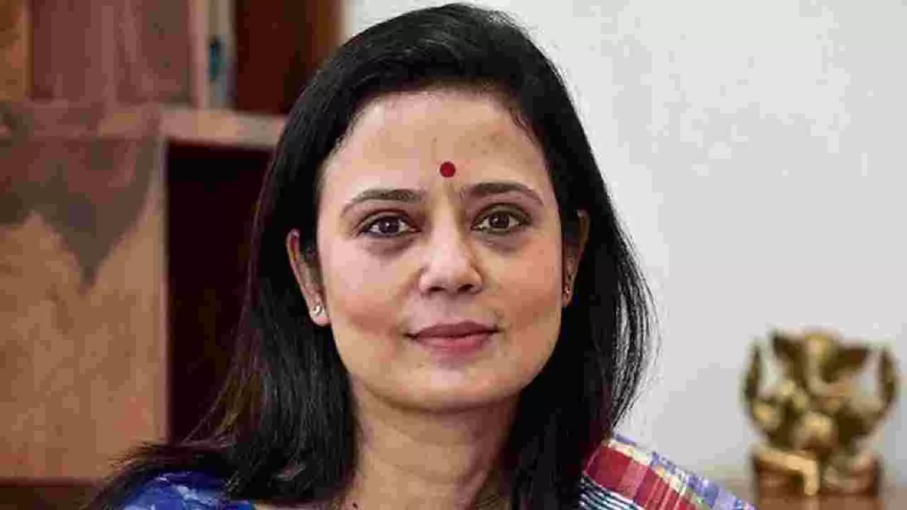 ಟಿಎಂಸಿ ಸಂಸದೆ ಮಹುವಾ ಮೊಯಿತ್ರಾ ಮೇಲೆ ಮೊಟ್ಟೆ ಎಸೆದ ದುಷ್ಕರ್ಮಿಗಳು ಟಿಎಂಸಿ ಸಂಸದೆ ಮಹುವಾ ಮೊಯಿತ್ರಾ ಮೇಲೆ ಮೊಟ್ಟೆ ಎಸೆದ ದುಷ್ಕರ್ಮಿಗಳು