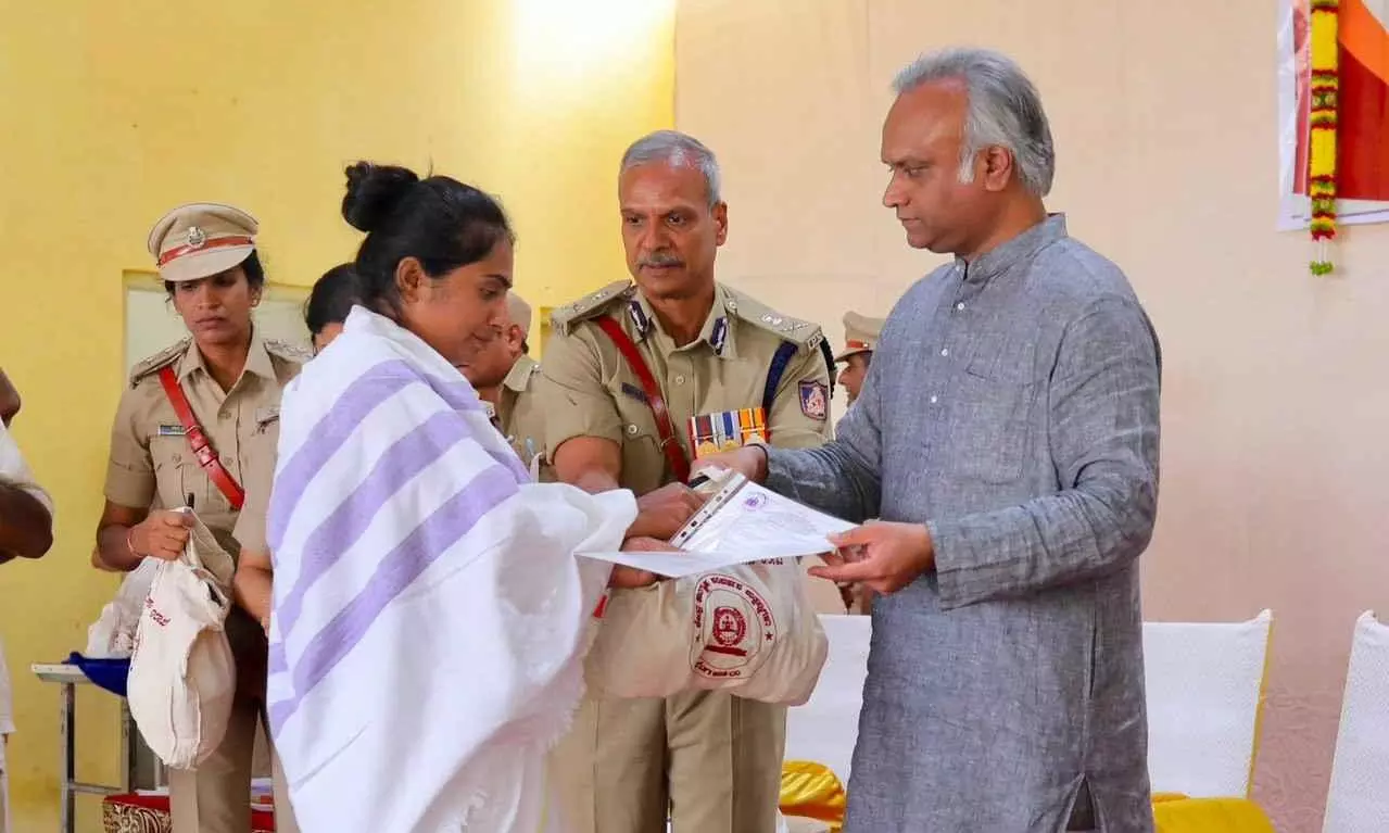 ಪರಪ್ಪನ ಅಗ್ರಹಾರದಿಂದ ಸ್ವತಂತ್ರ ಹಕ್ಕಿಗಳಾದ 24 ಕೈದಿಗಳು: ಆದೇಶ ಪತ್ರ ವಿತರಣೆ ಪರಪ್ಪನ ಅಗ್ರಹಾರದಿಂದ ಸ್ವತಂತ್ರ ಹಕ್ಕಿಗಳಾದ 24 ಕೈದಿಗಳು: ಆದೇಶ ಪತ್ರ ವಿತರಣೆ