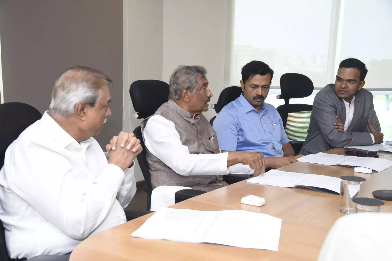 ಬೆಟ್ಟಗಳ ಹಾದಿ ಇನ್ನು ಸುಗಮ: 13 ರೋಪ್ವೇ ಯೋಜನೆಗಳಿಗೆ ಚಾಲನೆ ನೀಡಲು ಸಚಿವರ ಸೂಚನೆ ಬೆಟ್ಟಗಳ ಹಾದಿ ಇನ್ನು ಸುಗಮ: 13 ರೋಪ್ವೇ ಯೋಜನೆಗಳಿಗೆ ಚಾಲನೆ ನೀಡಲು ಸಚಿವರ ಸೂಚನೆ