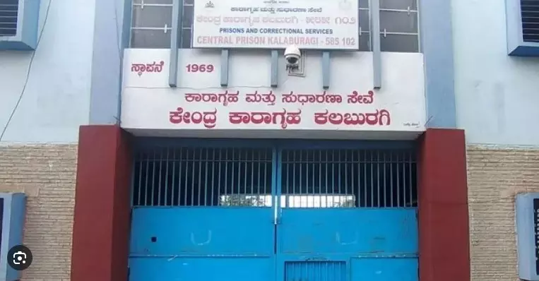 ಕಲಬುರಗಿ ಕೇಂದ್ರ ಕಾರಾಗೃಹದಿಂದ ಇಬ್ಬರು ವಿಚಾರಣಾಧೀನ ಕೈದಿಗಳ ಪಲಾಯನ ಕಲಬುರಗಿ ಕೇಂದ್ರ ಕಾರಾಗೃಹದಿಂದ ಇಬ್ಬರು ವಿಚಾರಣಾಧೀನ ಕೈದಿಗಳ ಪಲಾಯನ