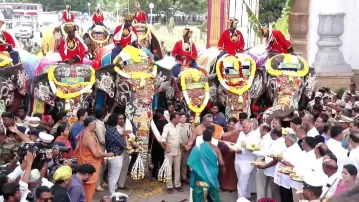 ದಸರಾ ಸಂಭ್ರಮ: ಅರಮನೆ ಅಂಗಳಕ್ಕೆ ಗಜಪಡೆ ಆಗಮನ; ರಾಜಗಾಂಭೀರ್ಯದ ಅದ್ಧೂರಿ ಸ್ವಾಗತ ದಸರಾ ಸಂಭ್ರಮ: ಅರಮನೆ ಅಂಗಳಕ್ಕೆ ಗಜಪಡೆ ಆಗಮನ; ರಾಜಗಾಂಭೀರ್ಯದ ಅದ್ಧೂರಿ ಸ್ವಾಗತ