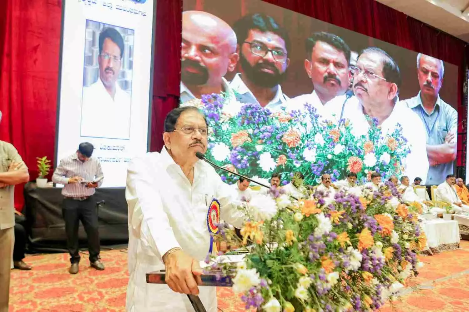 ಸಂಬಳ ಪಡೆಯುವುದಷ್ಟೇ ಗುರಿಯಾಗಬೇಡಿ, ಸಮಾಜವನ್ನೂ ಬದಲಿಸಿ - ಡಾ.ಜಿ.ಪರಮೇಶ್ವರ್ ಸಂಬಳ ಪಡೆಯುವುದಷ್ಟೇ ಗುರಿಯಾಗಬೇಡಿ, ಸಮಾಜವನ್ನೂ ಬದಲಿಸಿ - ಡಾ.ಜಿ.ಪರಮೇಶ್ವರ್
