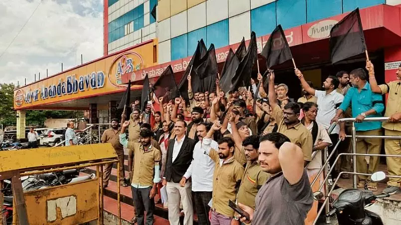 ಬೈಕ್ ಟ್ಯಾಕ್ಸಿ ಆ್ಯಪ್ಗಳ ವಿರುದ್ಧ ಕ್ರಮಕ್ಕೆ ಸಾರಿಗೆ ಸಂಘಟನೆ ಆಗ್ರಹ ಬೈಕ್ ಟ್ಯಾಕ್ಸಿ ಆ್ಯಪ್ಗಳ ವಿರುದ್ಧ ಕ್ರಮಕ್ಕೆ ಸಾರಿಗೆ ಸಂಘಟನೆ ಆಗ್ರಹ