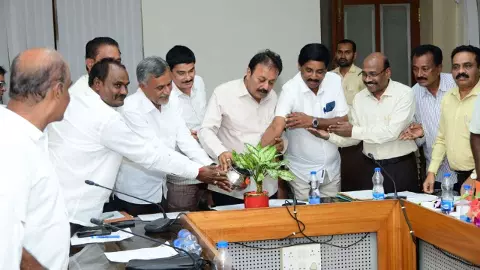 ರೈತರ ಬೆಳೆ ರಕ್ಷಣೆಗೆ ಆದ್ಯತೆ; ಎರಡು ದಿನಗಳಲ್ಲಿ ಕಬಿನಿ ಕಟ್ಟು ನೀರು ಸಮಸ್ಯೆ ಇತ್ಯರ್ಥದ ಭರವಸೆ ರೈತರ ಬೆಳೆ ರಕ್ಷಣೆಗೆ ಆದ್ಯತೆ; ಎರಡು ದಿನಗಳಲ್ಲಿ ಕಬಿನಿ ಕಟ್ಟು ನೀರು ಸಮಸ್ಯೆ ಇತ್ಯರ್ಥದ ಭರವಸೆ