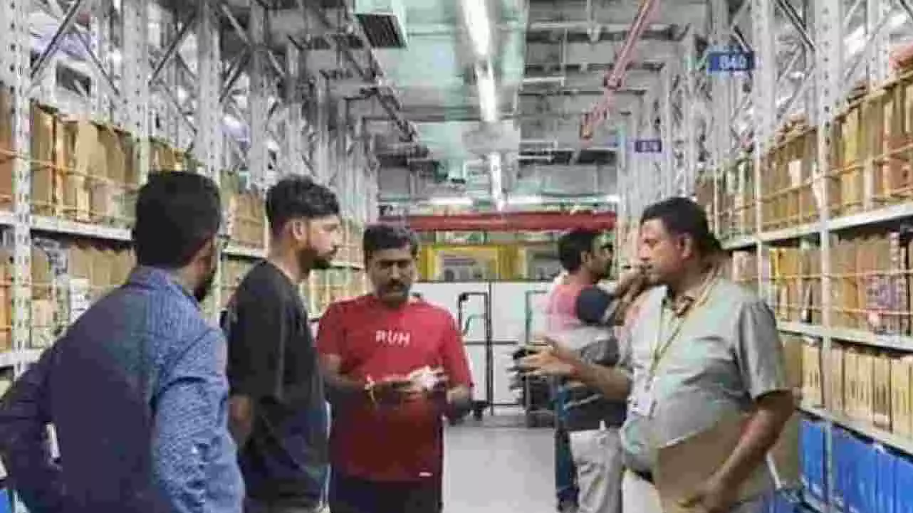 ಅಮೆಜಾನ್ ಲೈಸೆನ್ಸ್ ರಹಿತ ಗೋದಾಮುಗಳ ಮೇಲೆ ರೇಡ್; 4 ಲಕ್ಷ ರೂ. ಔಷಧ ಜಪ್ತಿ ಅಮೆಜಾನ್ ಲೈಸೆನ್ಸ್ ರಹಿತ ಗೋದಾಮುಗಳ ಮೇಲೆ ರೇಡ್; 4 ಲಕ್ಷ ರೂ. ಔಷಧ ಜಪ್ತಿ