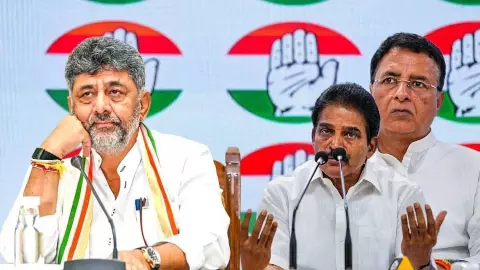 ಕರ್ನಾಟಕ ಕಾಂಗ್ರೆಸ್ನಲ್ಲಿ ಮಹತ್ವದ ಸಭೆ: ವೇಣುಗೋಪಾಲ್, ಸುರ್ಜೇವಾಲಾ ಆಗಮನ ಕರ್ನಾಟಕ ಕಾಂಗ್ರೆಸ್ನಲ್ಲಿ ಮಹತ್ವದ ಸಭೆ: ವೇಣುಗೋಪಾಲ್, ಸುರ್ಜೇವಾಲಾ ಆಗಮನ