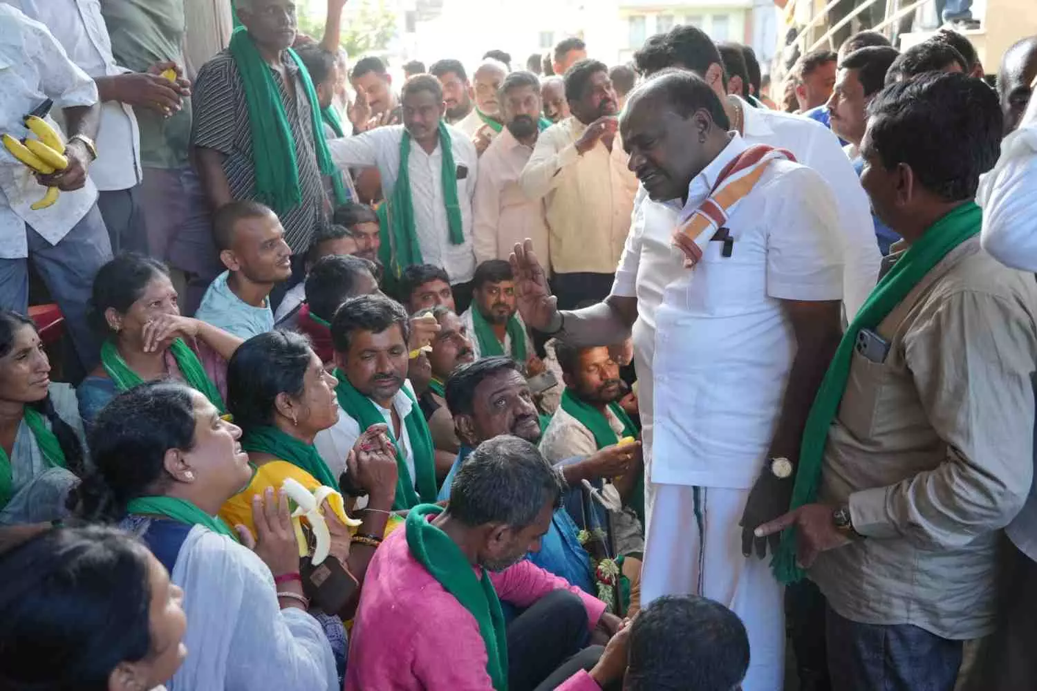 ಎಚ್.ಡಿ. ಕುಮಾರಸ್ವಾಮಿ ಮನವೊಲಿಕೆ; ಉಪವಾಸ ಸತ್ಯಾಗ್ರಹ ಕೈಬಿಟ್ಟ ಬಿಡದಿ ಮಹಿಳೆಯರು ಎಚ್.ಡಿ. ಕುಮಾರಸ್ವಾಮಿ ಮನವೊಲಿಕೆ; ಉಪವಾಸ ಸತ್ಯಾಗ್ರಹ ಕೈಬಿಟ್ಟ ಬಿಡದಿ ಮಹಿಳೆಯರು