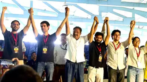 ವಿಮಾನದಲ್ಲೇ ಹೈಡ್ರಾಮಾ: ದೆಹಲಿಯಲ್ಲಿ ಸಿಜೆಪಿ ನಾಯಕರ ಬಂಧನ, ಯೂಟ್ಯೂಬರ್ ಧ್ರುವ್ ರಾಠೀ ಬಿಡುಗಡೆ ವಿಮಾನದಲ್ಲೇ ಹೈಡ್ರಾಮಾ: ದೆಹಲಿಯಲ್ಲಿ ಸಿಜೆಪಿ ನಾಯಕರ ಬಂಧನ, ಯೂಟ್ಯೂಬರ್ ಧ್ರುವ್ ರಾಠೀ ಬಿಡುಗಡೆ