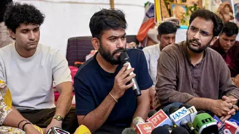 SIR Protests| ಮತ್ತೆ ಆಖಾಡಕ್ಕಿಳಿದ ಜಿರಳೆ ನಾಯಕರು; ಪತ್ರಿಕಾಗೋಷ್ಠಿಯಲ್ಲಿ ಹೇಳಿದ್ದೇನು? SIR Protests| ಮತ್ತೆ ಆಖಾಡಕ್ಕಿಳಿದ ಜಿರಳೆ ನಾಯಕರು; ಪತ್ರಿಕಾಗೋಷ್ಠಿಯಲ್ಲಿ ಹೇಳಿದ್ದೇನು?