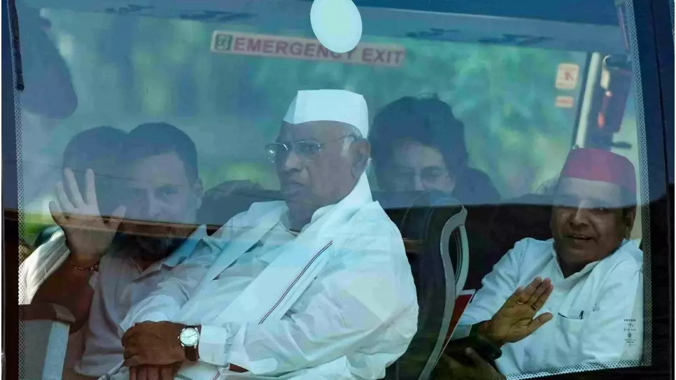 LIVE: Opposition march to SC: LIVE: LIVE | ಸಿಇಸಿ, ಎಸ್‌ಐಆರ್ ವಿವಾದ: ಸುಪ್ರೀಂ ಕೋರ್ಟ್‌ನತ್ತ ರಾಹುಲ್ ಗಾಂಧಿ ನೇತೃತ್ವದಲ್ಲಿ ಇಂಡಿಯಾ ಒಕ್ಕೂಟದ ಮೆರವಣಿಗೆ